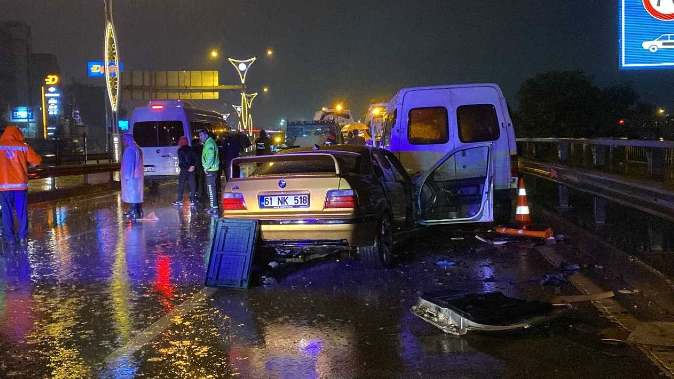 5 araç zincirleme trafik kazasına karıştı: 1 ölü, 5 yaralı