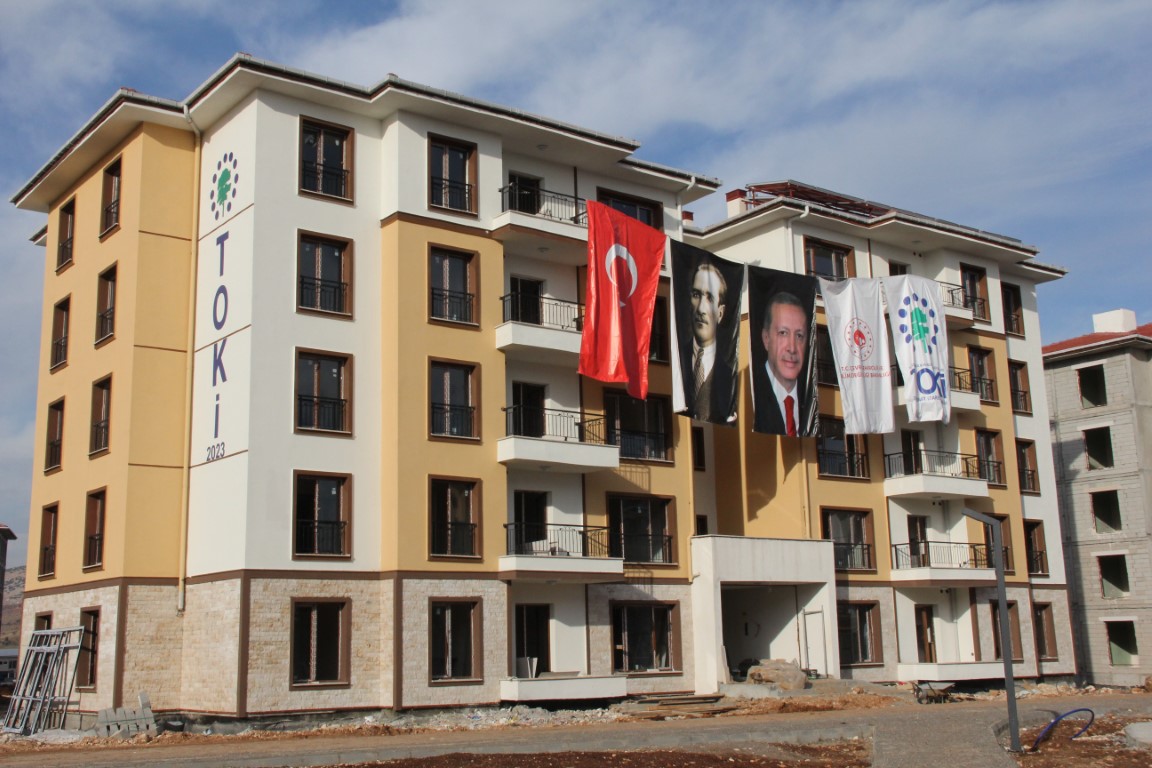 Kalıcı deprem konutlarına teslim öncesi son rötuşlar yapılıyor