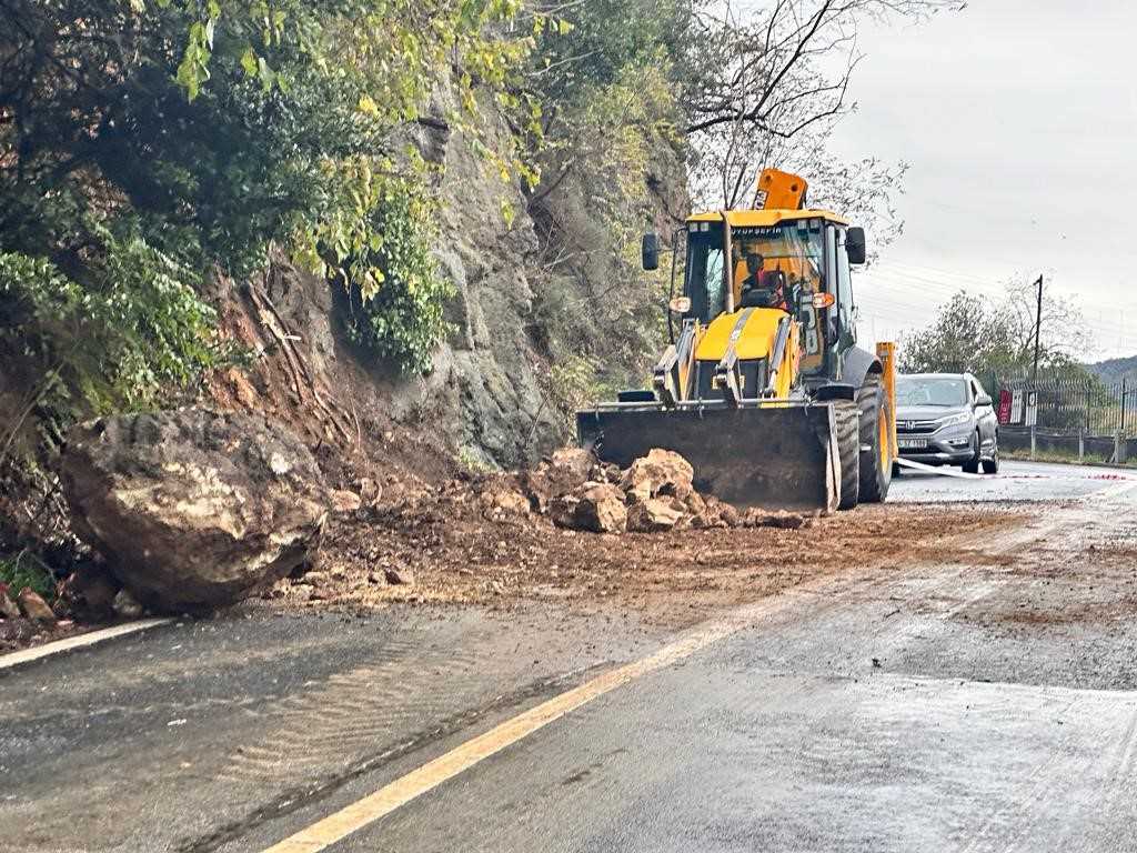 Sarıyer’de dev kaya parçası toprakla birlikte yola yuvarlandı, muhtemel bir faciadan dönüldü