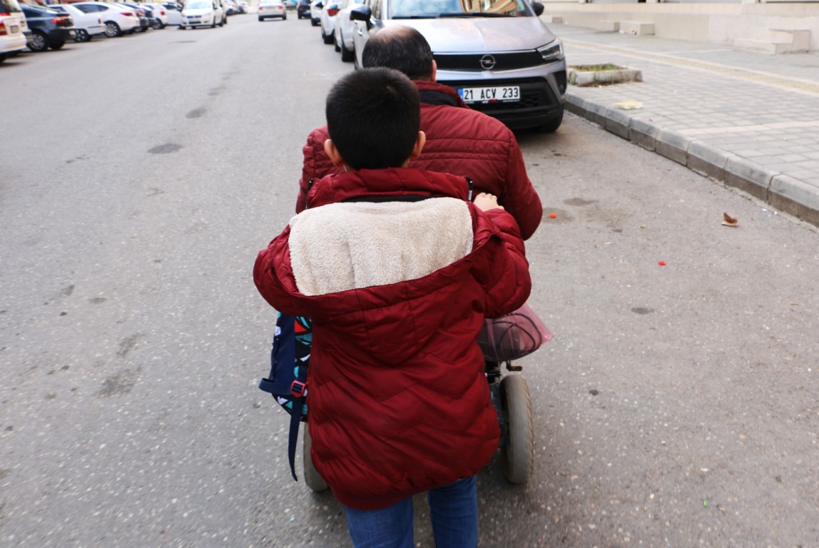 Herkes onu ’koca yürekli baba’ diye tanıdı: Gündeme gelen baba İHA’ya konuştu