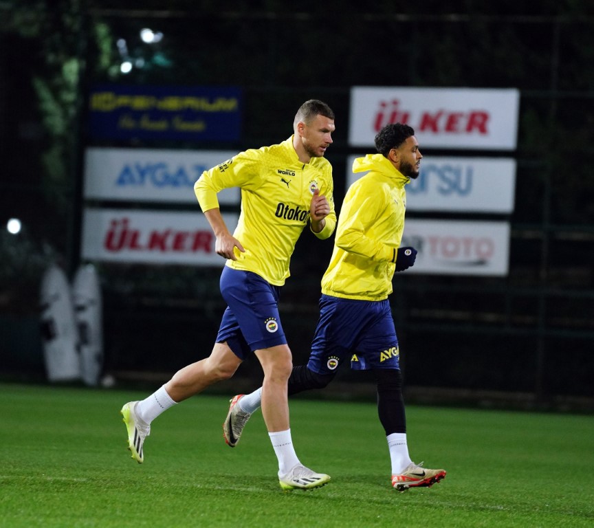 Ali Koç, antrenman öncesi takımla toplantı yaptı