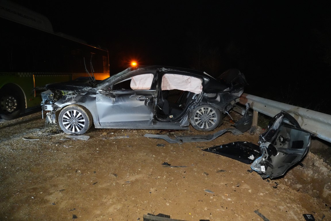 Belediye otobüsüyle kafa kafaya çarpışan otomobil hurdaya döndü