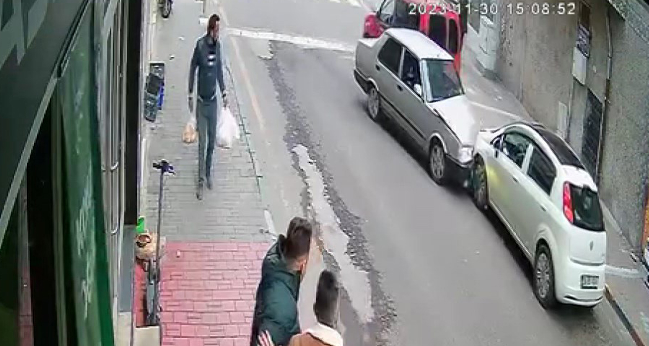 Kontrolden çıkan otomobil, iki araca çarparak durabildi