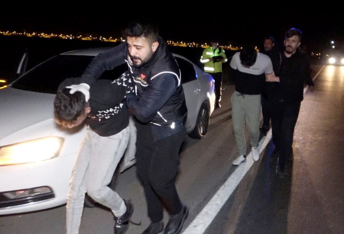 ’Dur’ ihtarına uymayıp kaçtı, yakalanacağını anlayınca gaza basıp polis memuruna çarptı