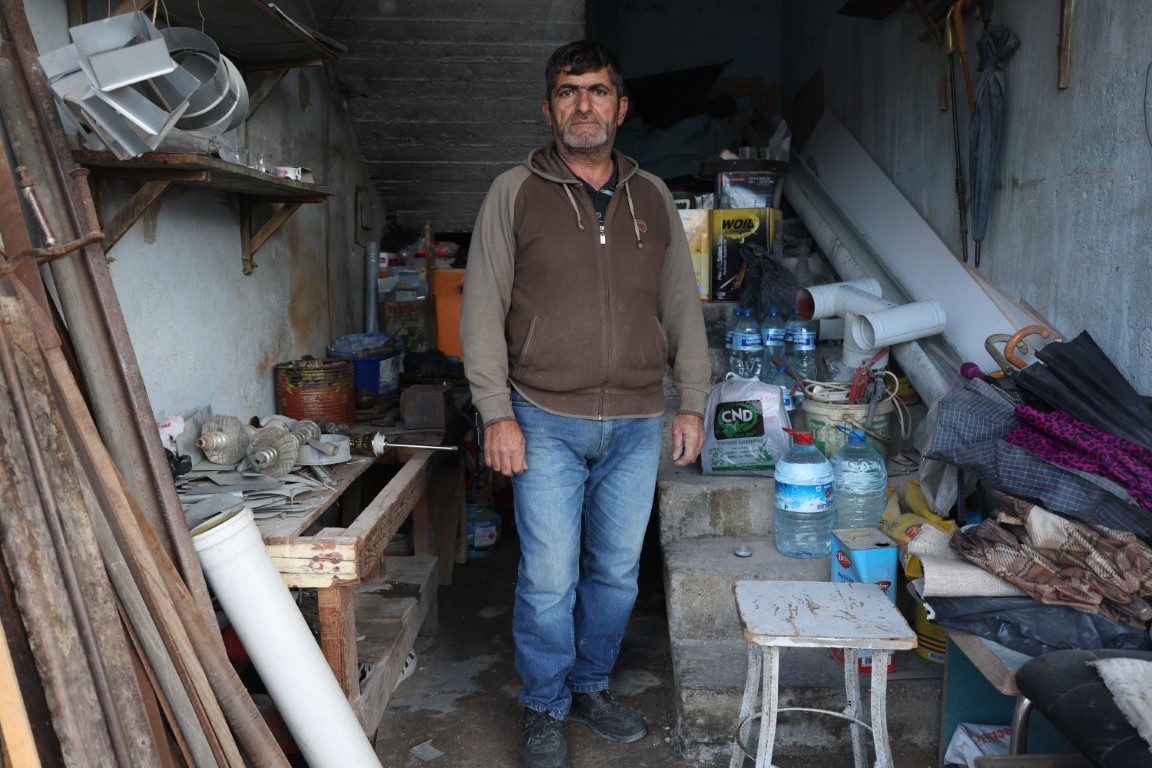 Enkaz çarşısının kalaycısı, 35 yıldır çekiç sallayarak ekmek parasını kazanıyor