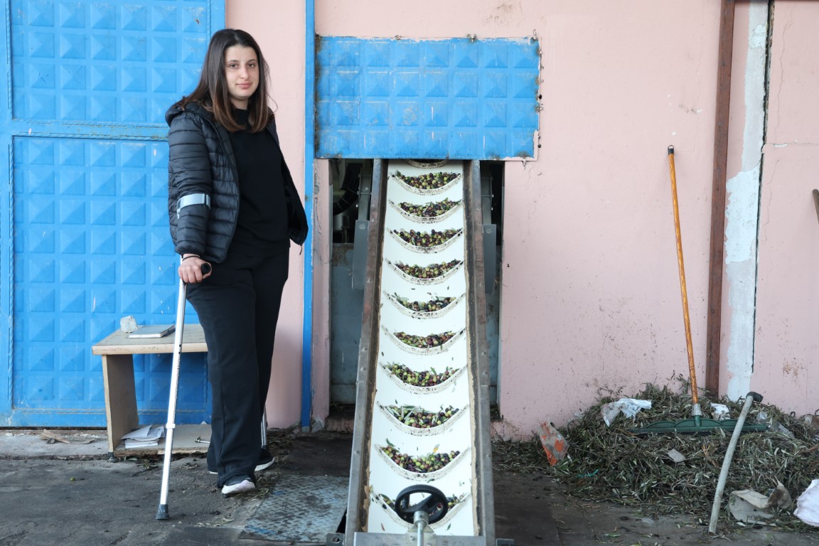 Depremde ailesini kaybeden genç kadın, ampute olan bacağıyla babasından kalan fabrikanın başına geçti