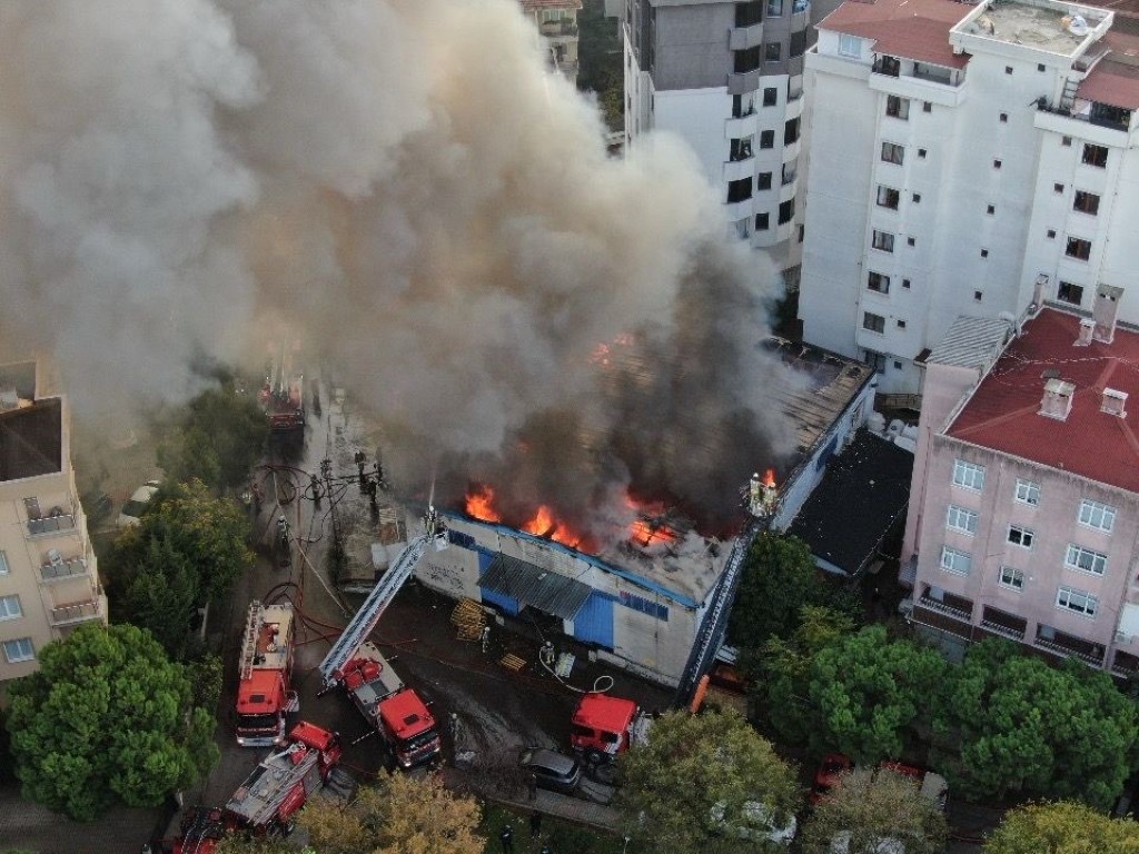 Maltepe’de kahve imalathanesinde yangın