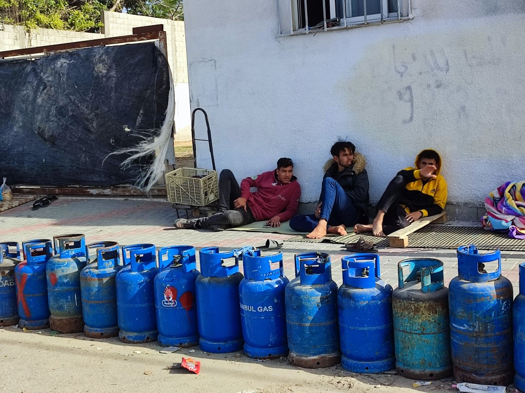 Gazze'deki Filistinliler gaz için saatlerce sıra bekliyor