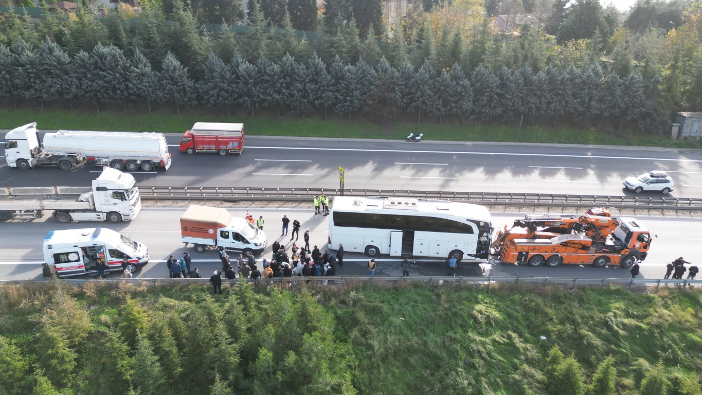 TEM’de yolcu otobüsü tıra çarptı: 13 yaralı