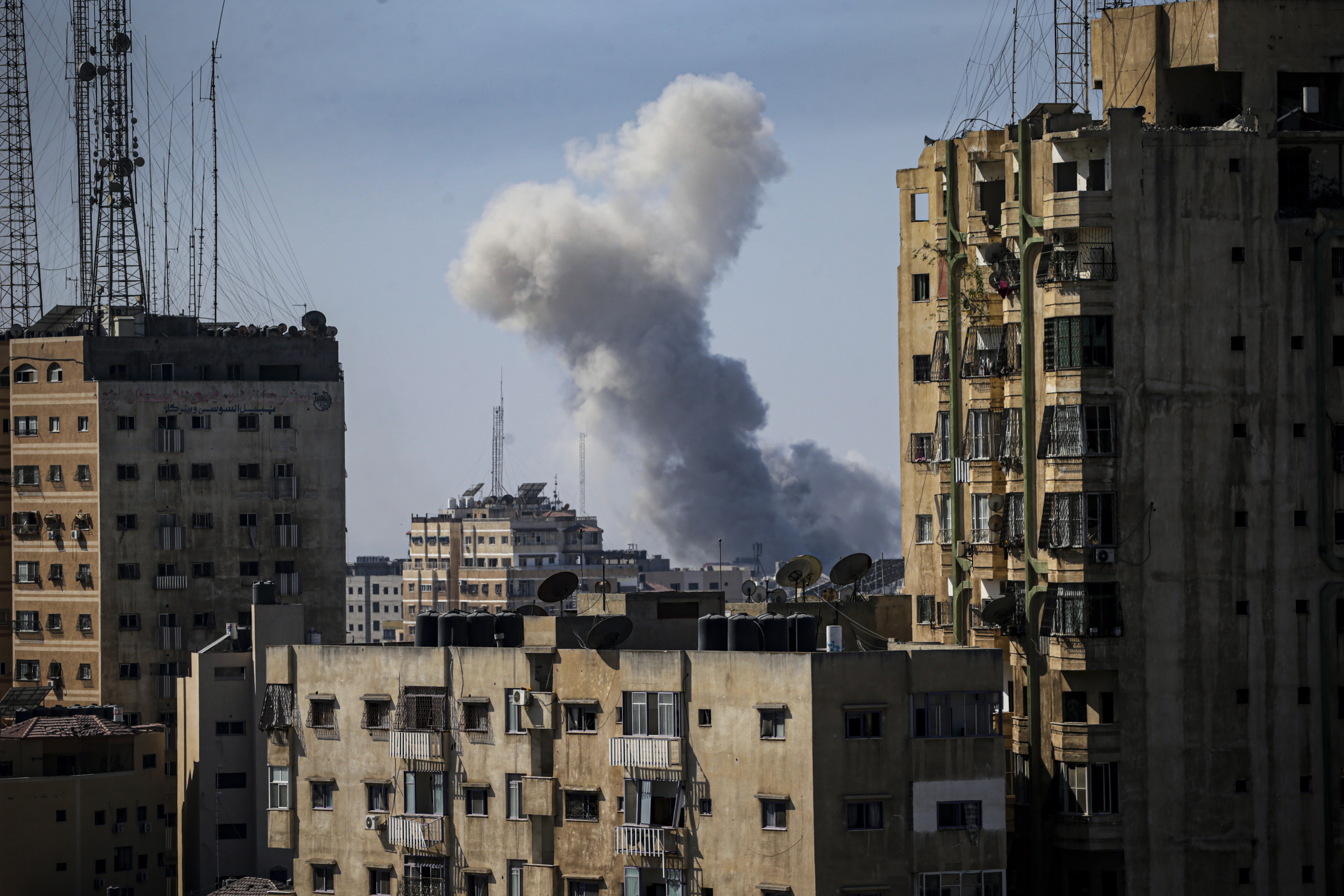 İsrail, Gazze'de 400'den fazla noktayı vurdu