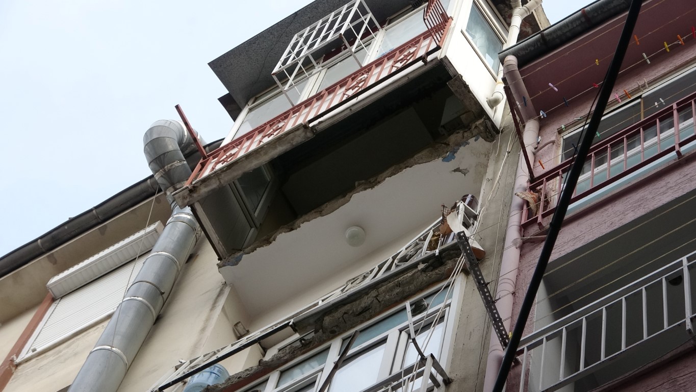 Bursa’daki balkon faciası kamerada...