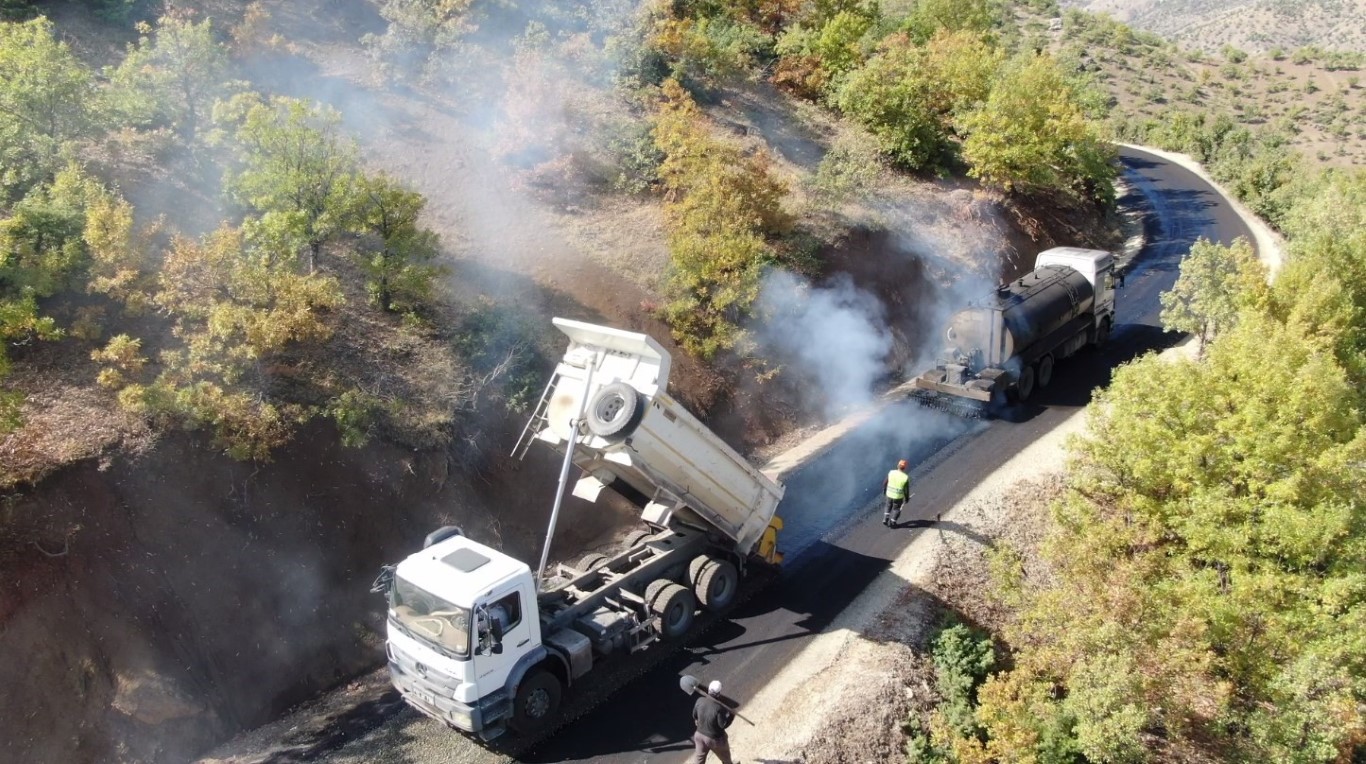 Terörden temizlenen bölgeler bitümlü sıcak karışım ile kaplandı
