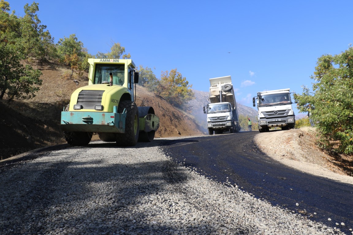 Terörden temizlenen bölgeler bitümlü sıcak karışım ile kaplandı