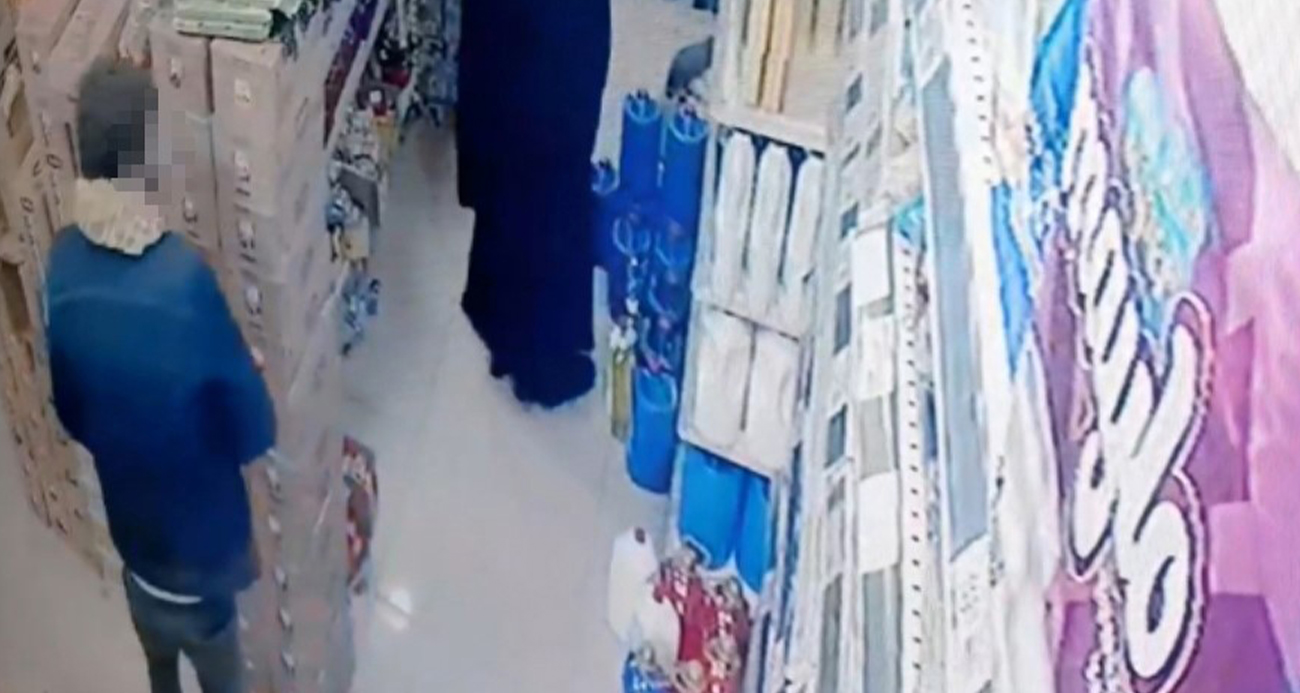 Sultangazi’de markete giren hırsız, çaldığı ürünleri göğsüne sakladı: O anlar kamerada