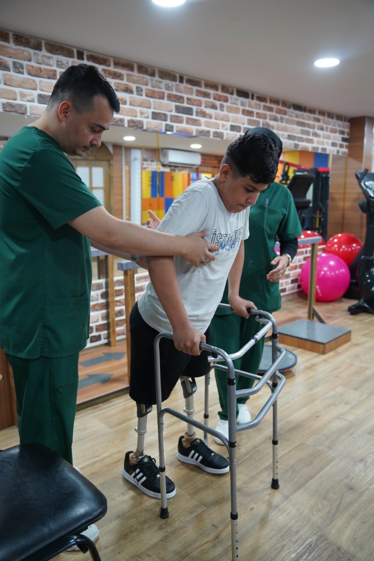 Depremzede Ahmed’e doğan umut güneşi: Kaybettiği bacaklarına protezle kavuştu