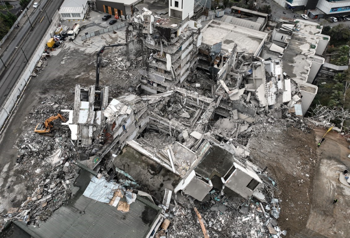 İstanbul’un 33 yıllık E-5 manzarası değişiyor, iki binanın yıkımı havadan görüntülendi