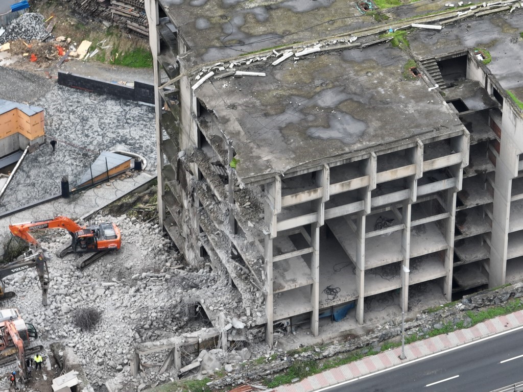 İstanbul’un 33 yıllık E-5 manzarası değişiyor, iki binanın yıkımı havadan görüntülendi
