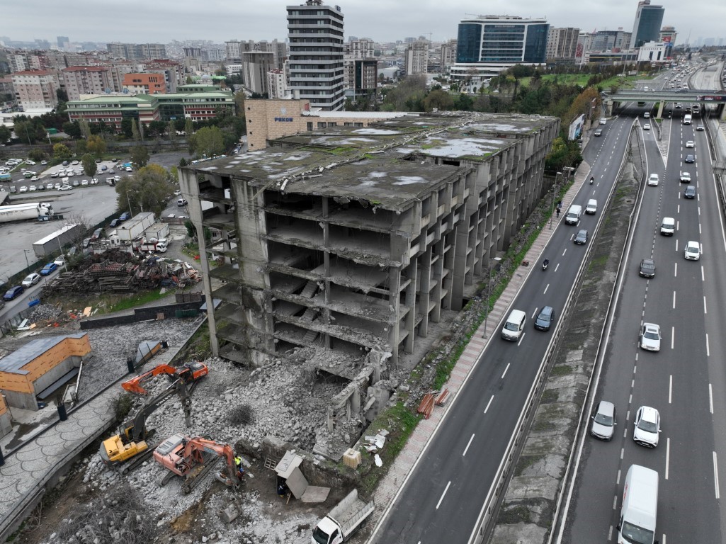 İstanbul’un 33 yıllık E-5 manzarası değişiyor, iki binanın yıkımı havadan görüntülendi