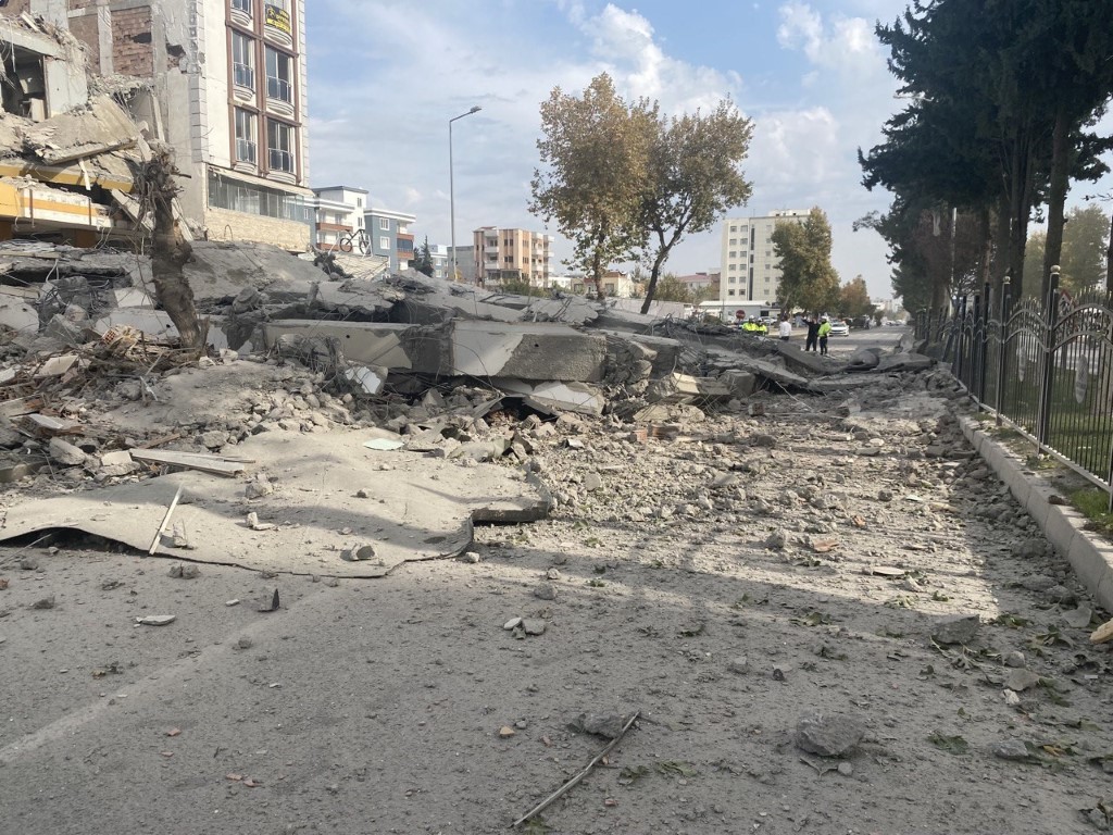 Kara yoluna yklan bina trafik younluuna neden oldu