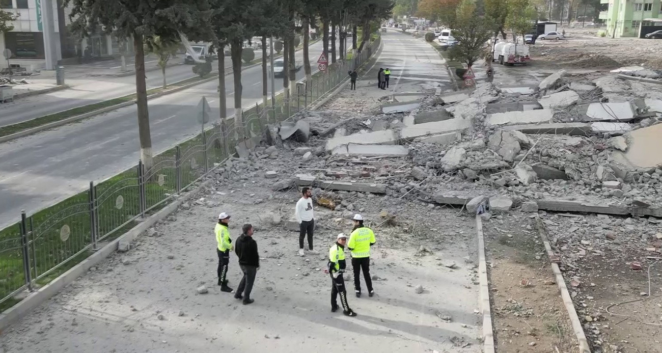 Kara yoluna yıkılan bina trafik yoğunluğuna neden oldu