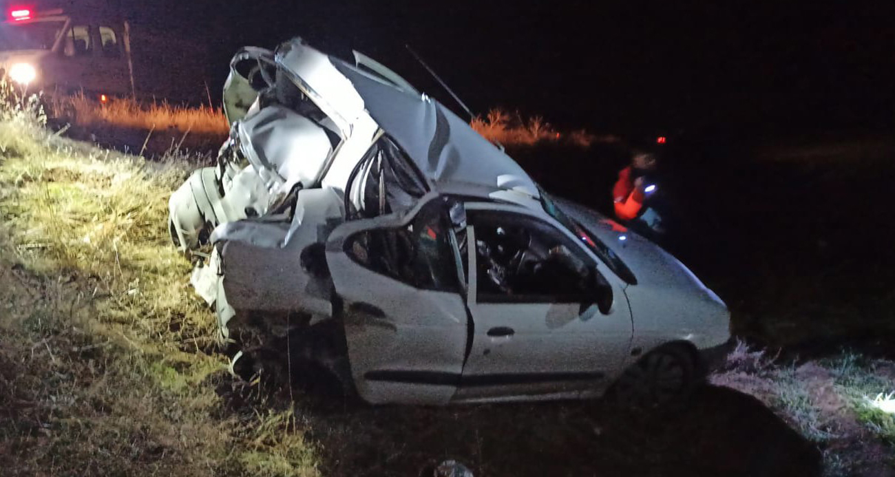 Emniyet şeridinde bekleyen otomobile tır çarptı: 1 ölü, 1 yaralı