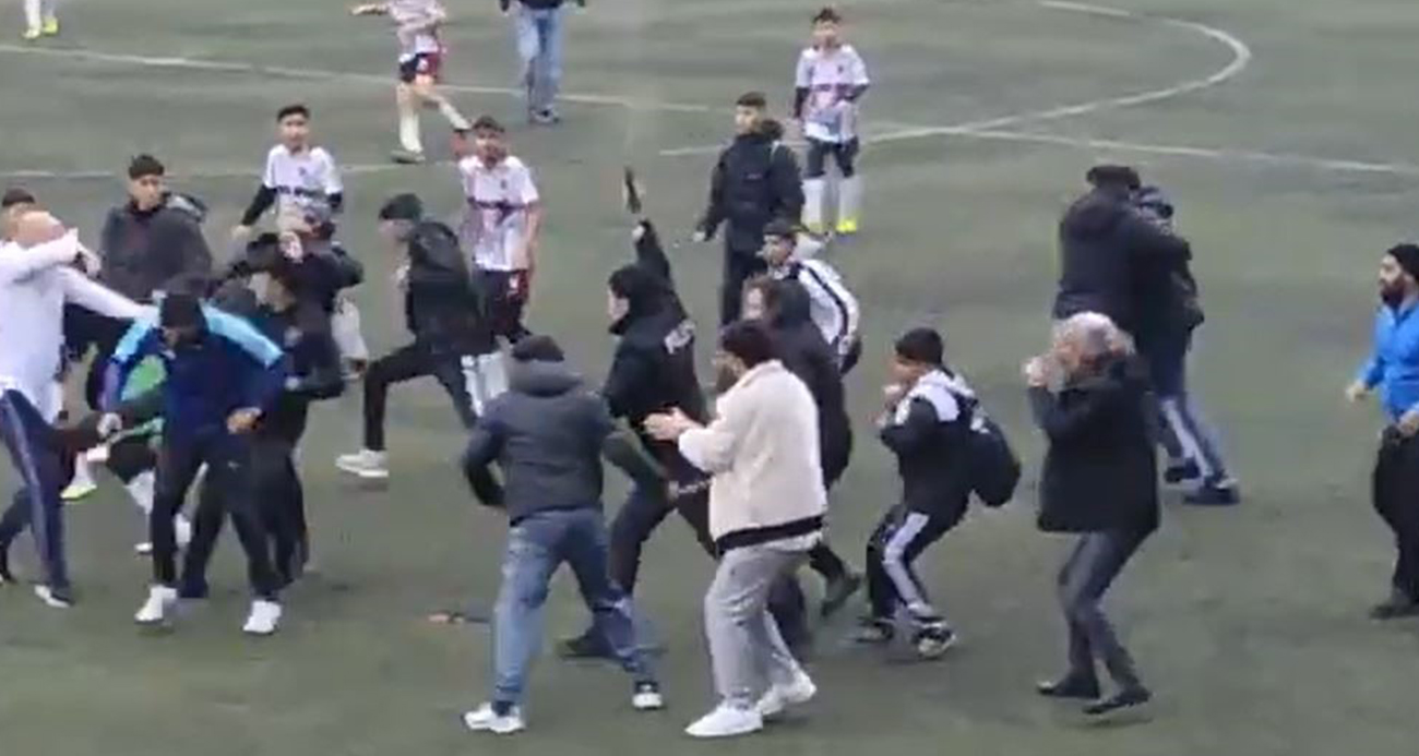 Avcılar’da futbol maçında taraflar birbirine girdi, polis havaya ateş açarak ayırdı