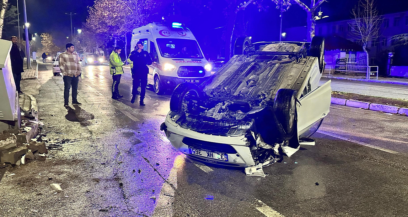Elektrik panosuna çarpan otomobil ters döndü: 1 yaralı