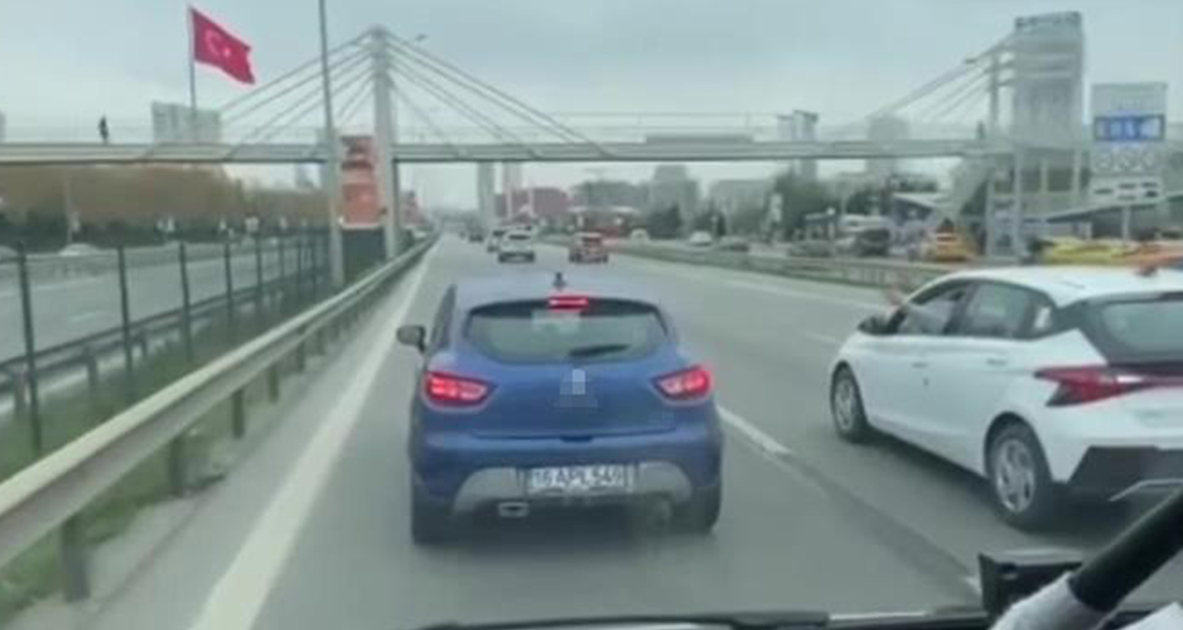 Kartal’da sol şeritte ambulansa yol vermeyen sürücü kamerada