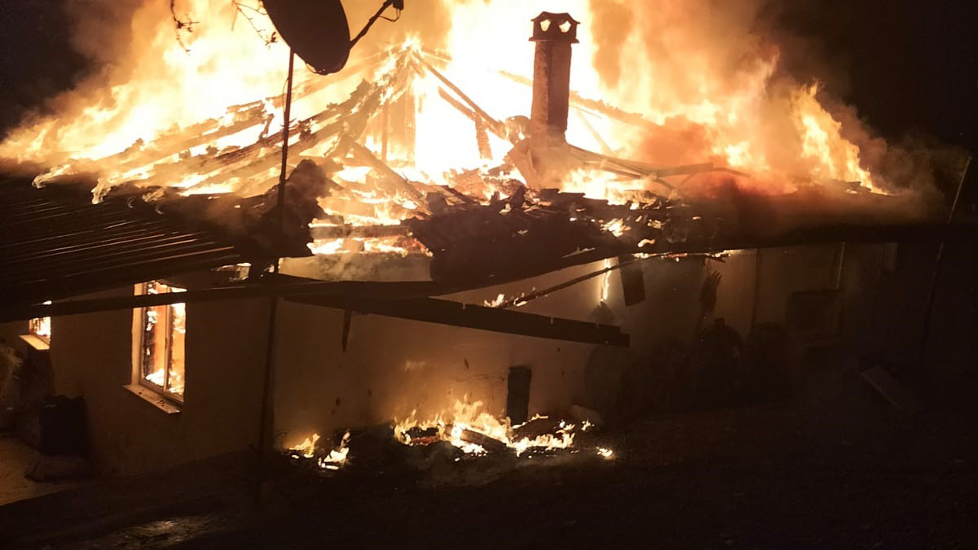 Yangına uykuda yakalanan yaşlı çift faciadan son anda kurtuldu