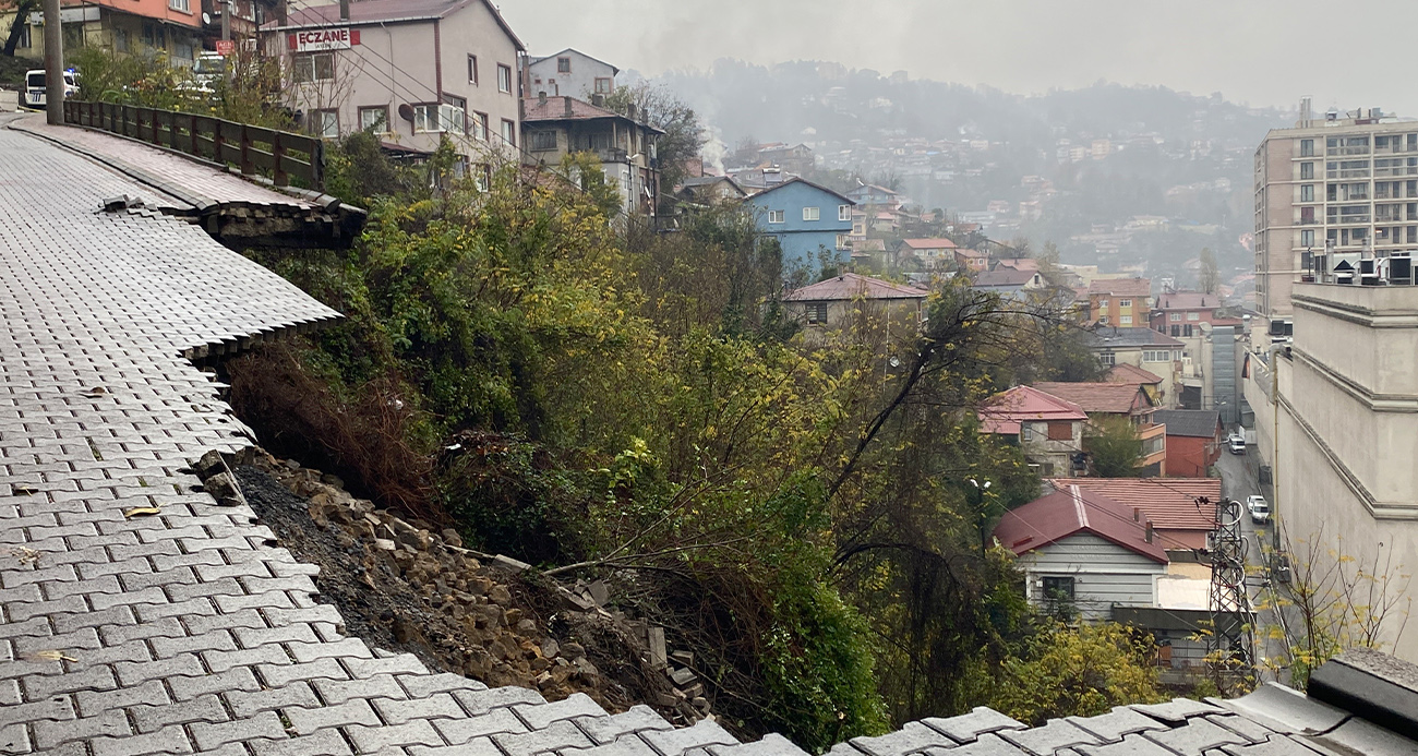 Hastane yolunda heyelan oldu, yol trafiğe kapatıldı
