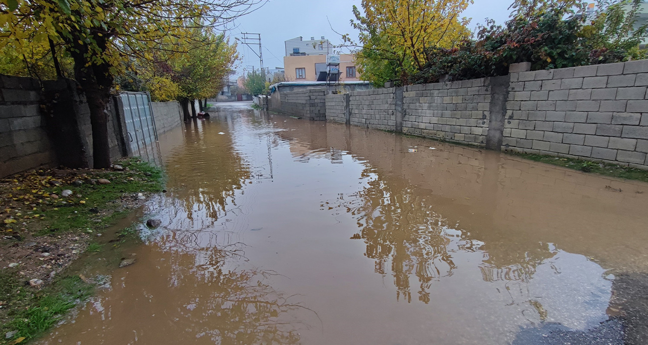 Kahta’da yağmur sonrası yollar göle döndü