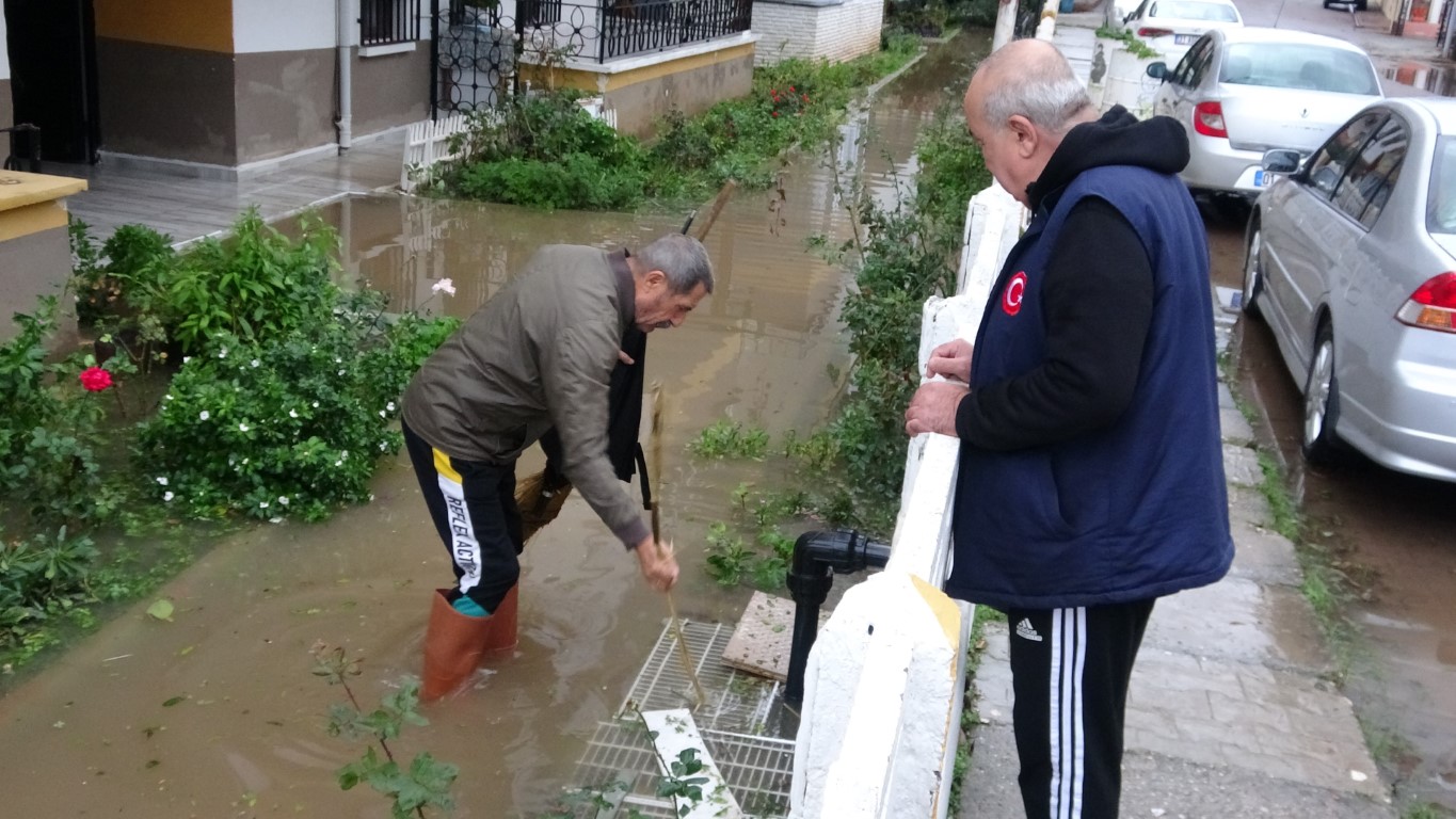 Mersin’de dolu beyaz örtü oluşturdu, bazı sitelerin bahçeleri suyla doldu