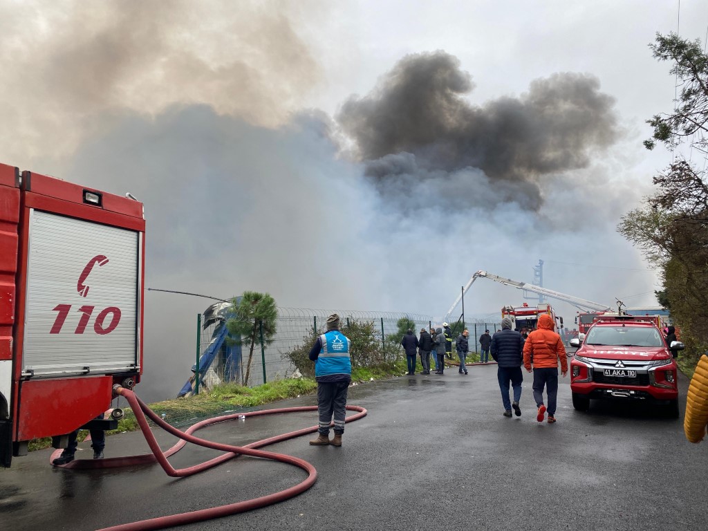 Kocaeli’de lojistik fabrikasının deposunda çıkan yangın devam ediyor