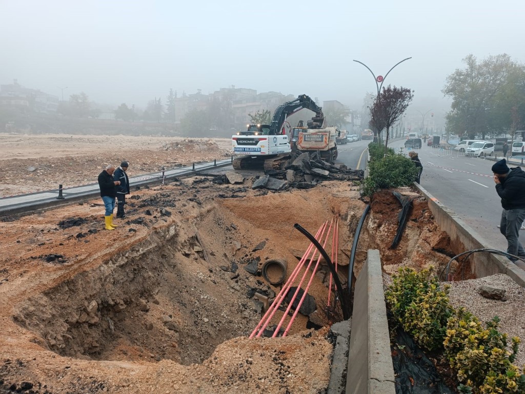 Gaziantep’te sağanak yağış nedeniyle yol çöktü
