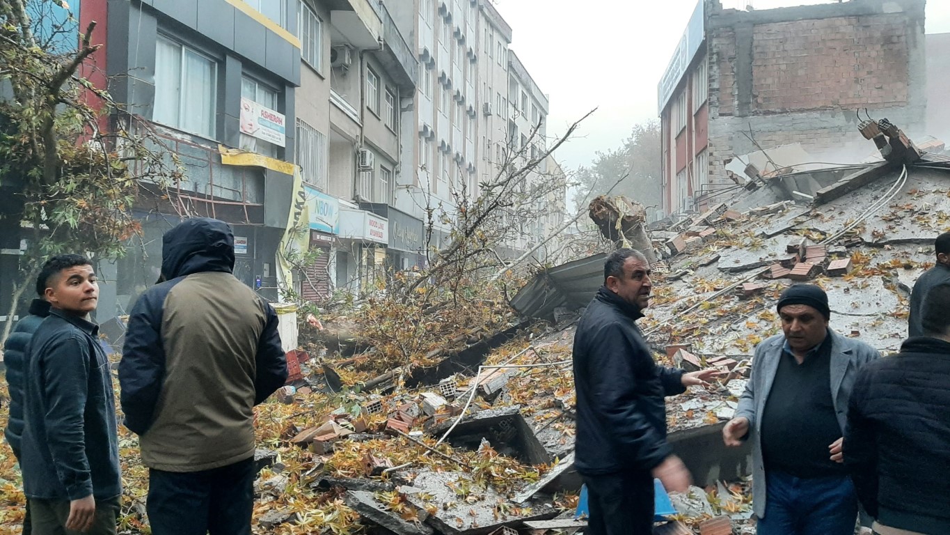 Yağmur nedeniyle kayan ağır hasarlı bina, birkaç darbeyle yerle bir oldu