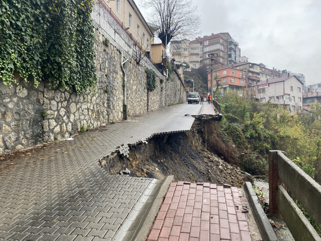 Hastane yolunda heyelan oldu, yol trafiğe kapatıldı