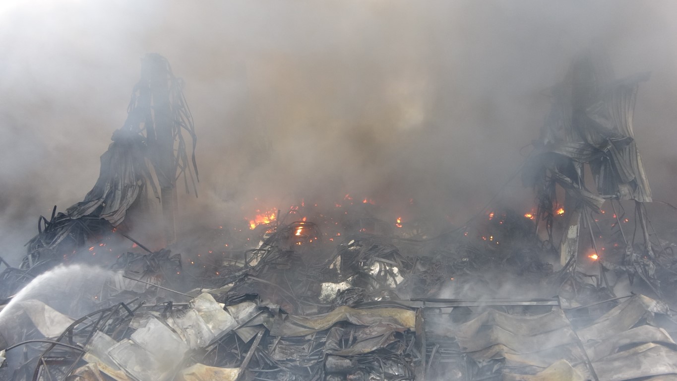 Kocaeli’de lojistik deposunda çıkan yangın 8 saate kontrol altına alındı