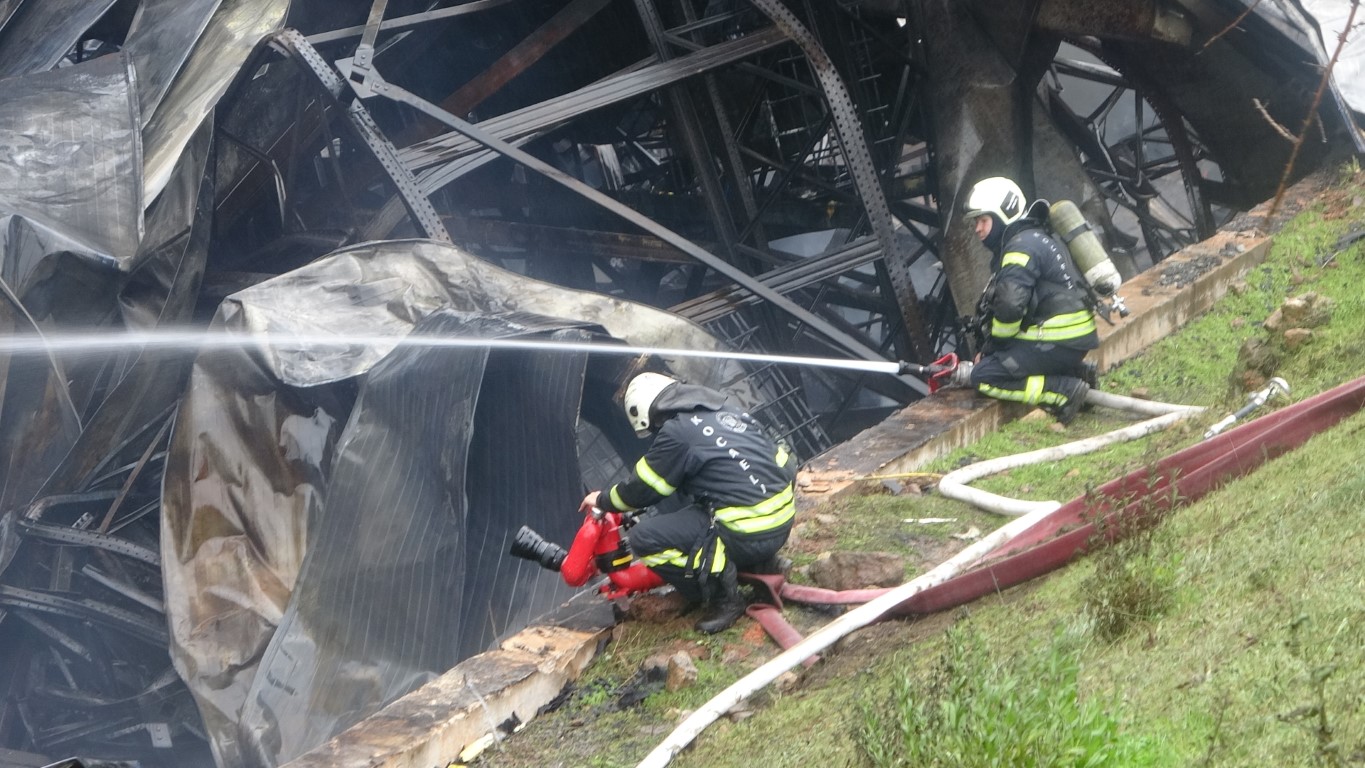 Kocaeli’de lojistik deposunda çıkan yangın 8 saate kontrol altına alındı
