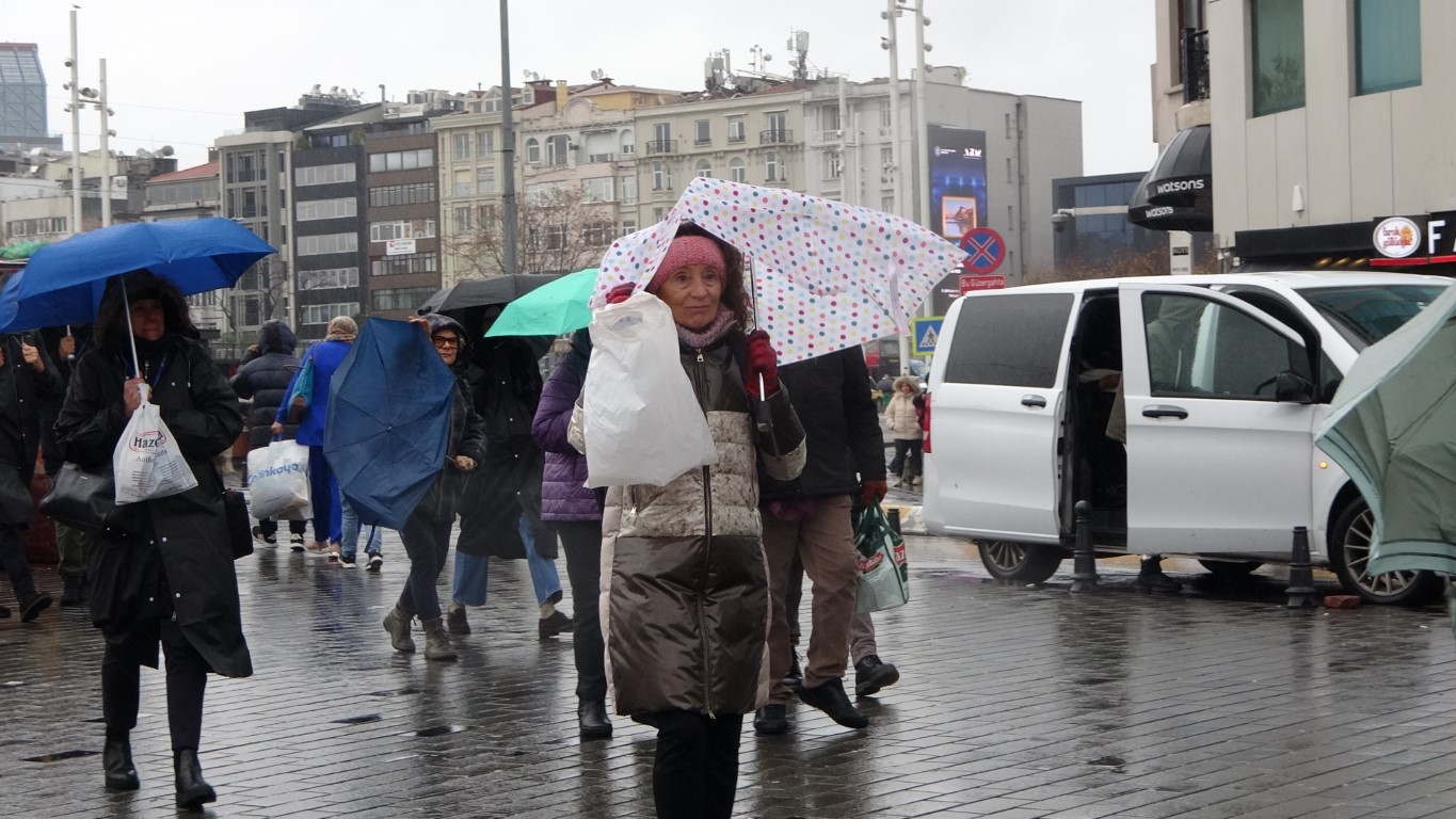 Taksim’de kuvvetli rüzgar ile yağış vatandaşlara zor anlar yaşattı