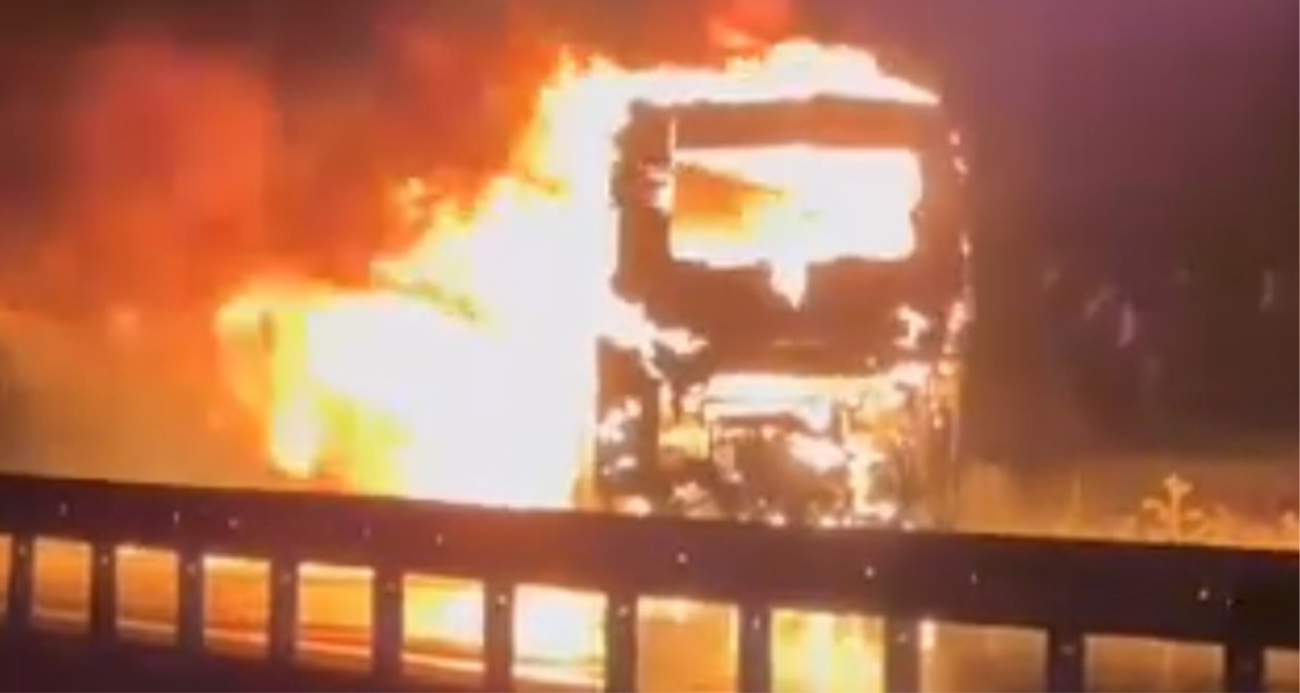 Çanakkale’de içinde 23 yolcusu bulunan yolcu otobüsü alev alev yandı