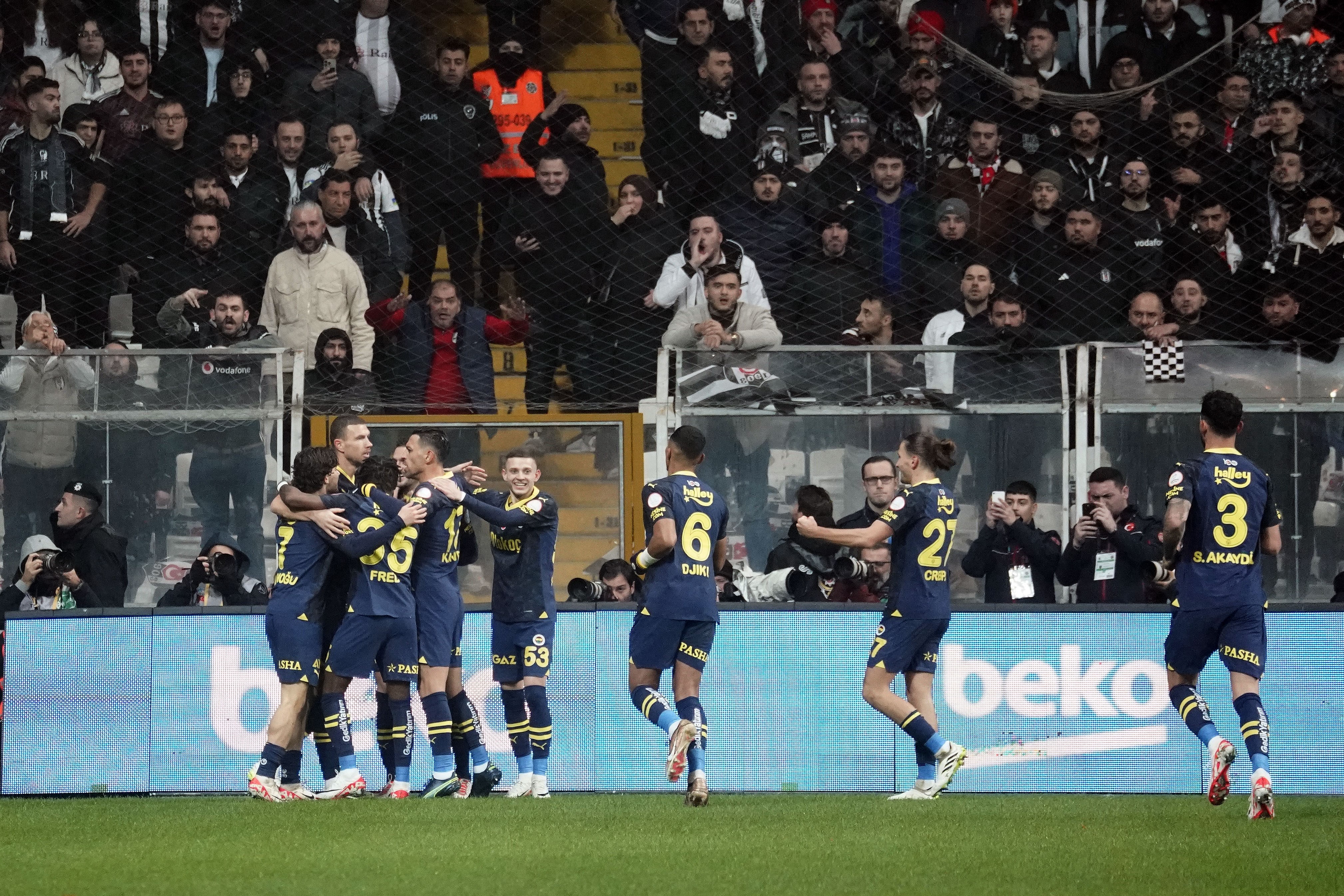 Fenerbahçe derbiyi kazandı! Liderliğe devam etti