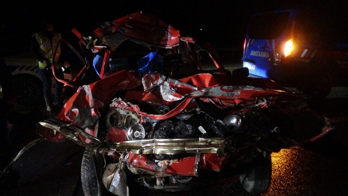 Kamyona arkadan çarpan araçtaki 2 kişi hayatını kaybetti