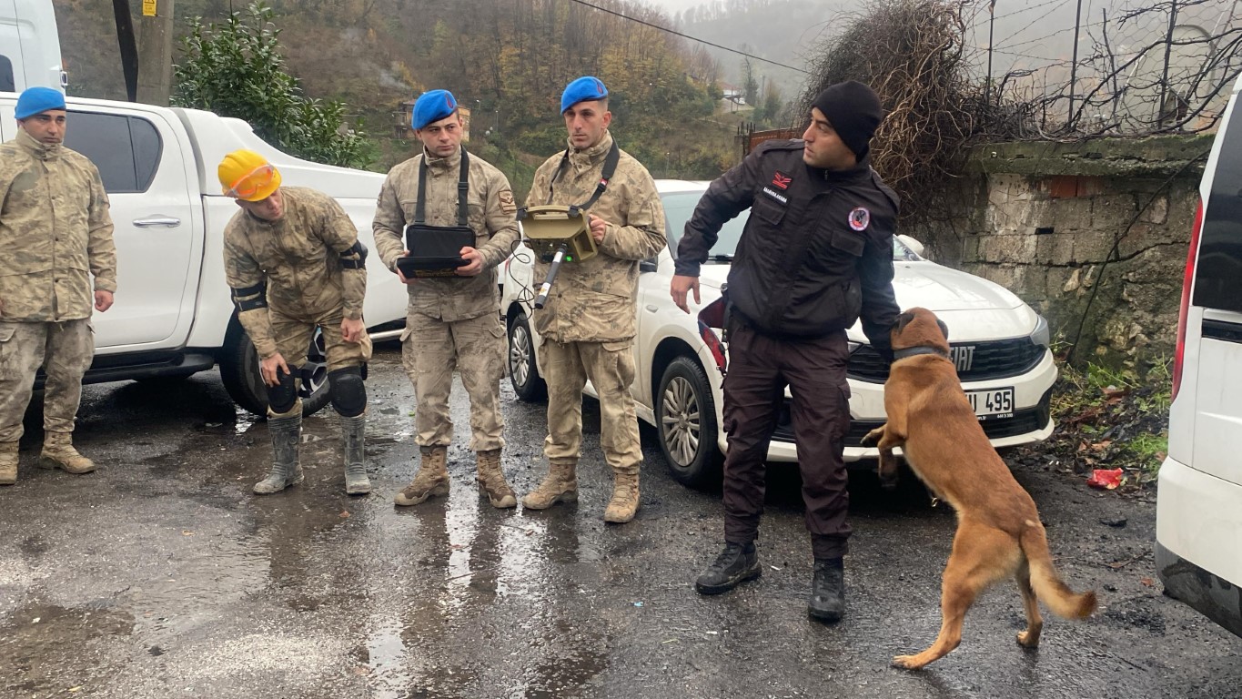 Zonguldak’ta toprak altında kalan anne ve oğlunu arama çalışmaları günün ilk ışıklarıyla yeniden başladı