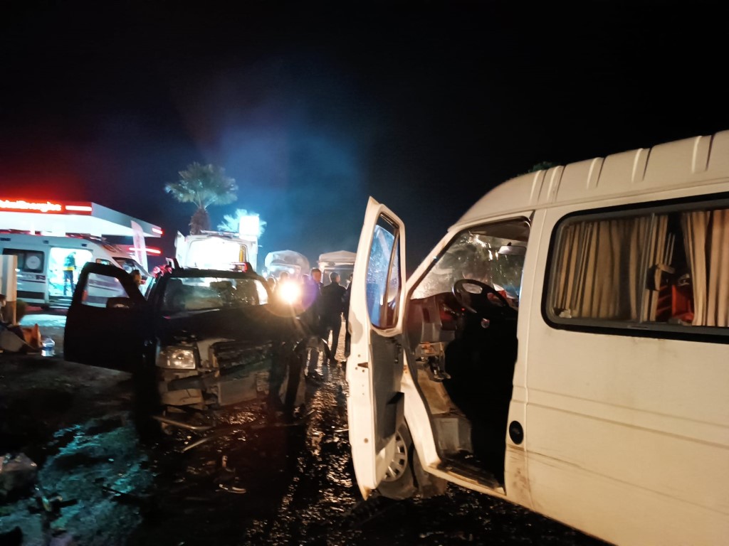 Manisa’da iki otomobil kafa kafaya çarpıştı: 7 yaralı