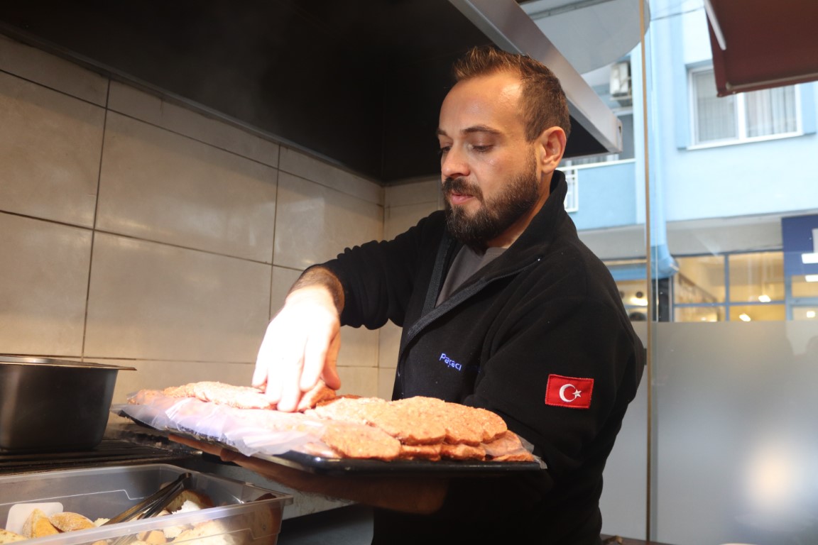 İzmir’de bu sokaktaki dükkanları görenler ‘kim bu Memet’ diyor