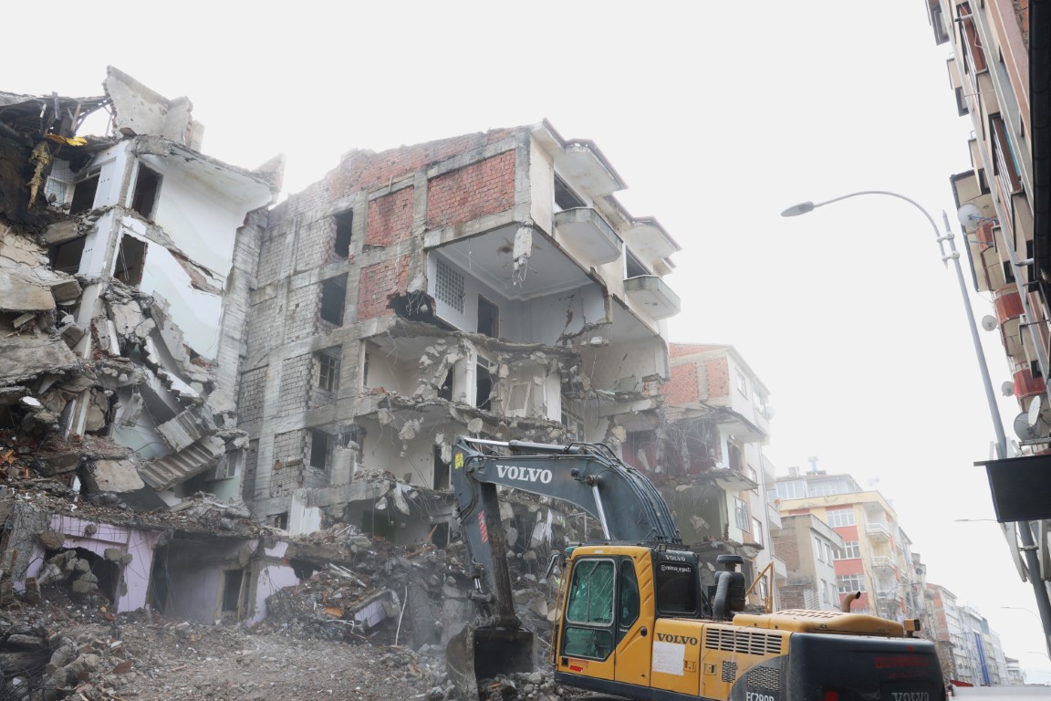 Böyle sağlam ağır hasarlı bina görülmedi: Üçüncü gününde zor yıkabildiler