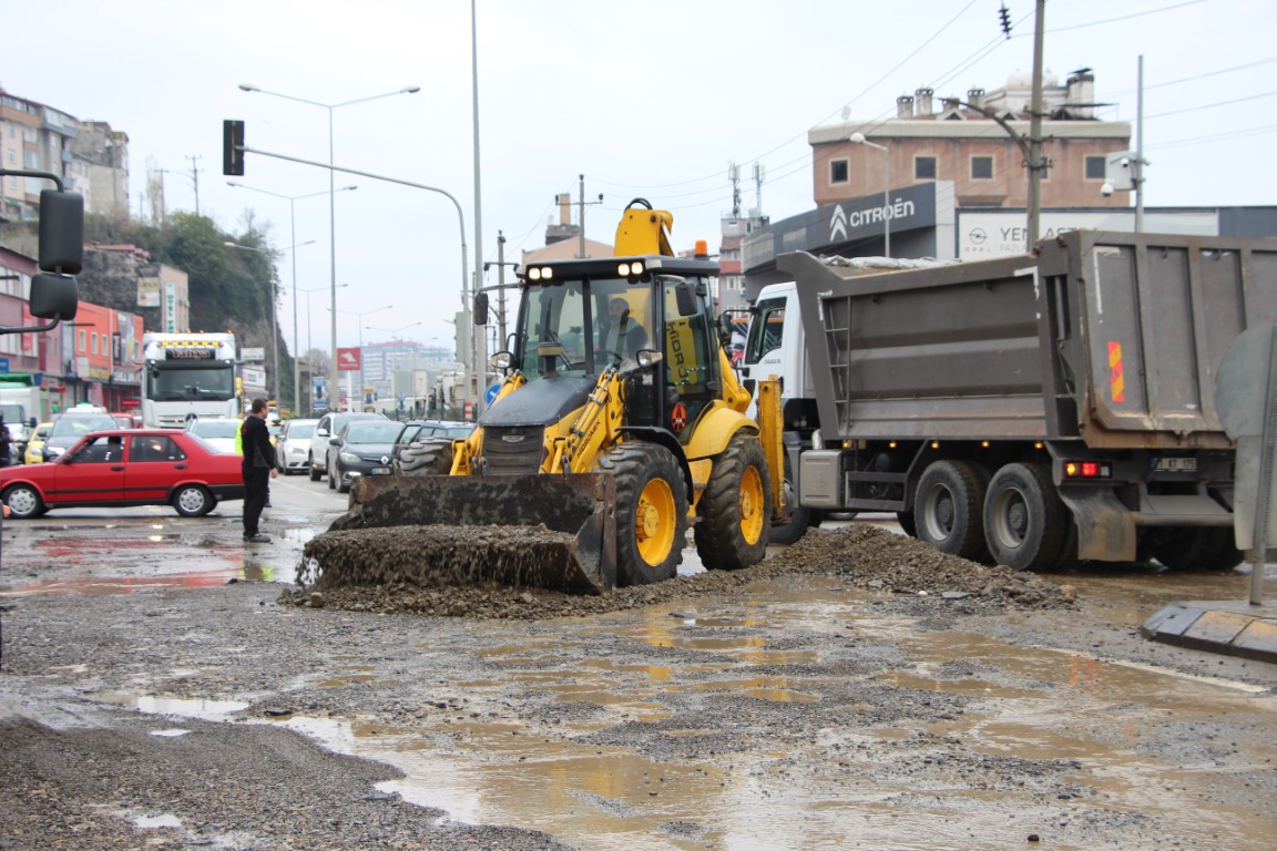 İçme suyu isale hattı patladı, ortalık savaş alanına döndü