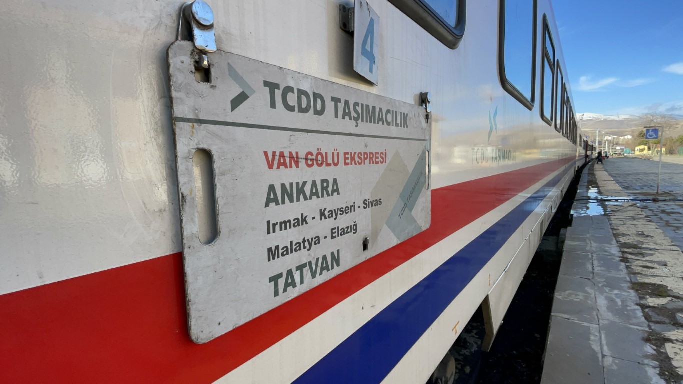 Van Gölü Ekspresi kış sezonunun ilk seferine başladı