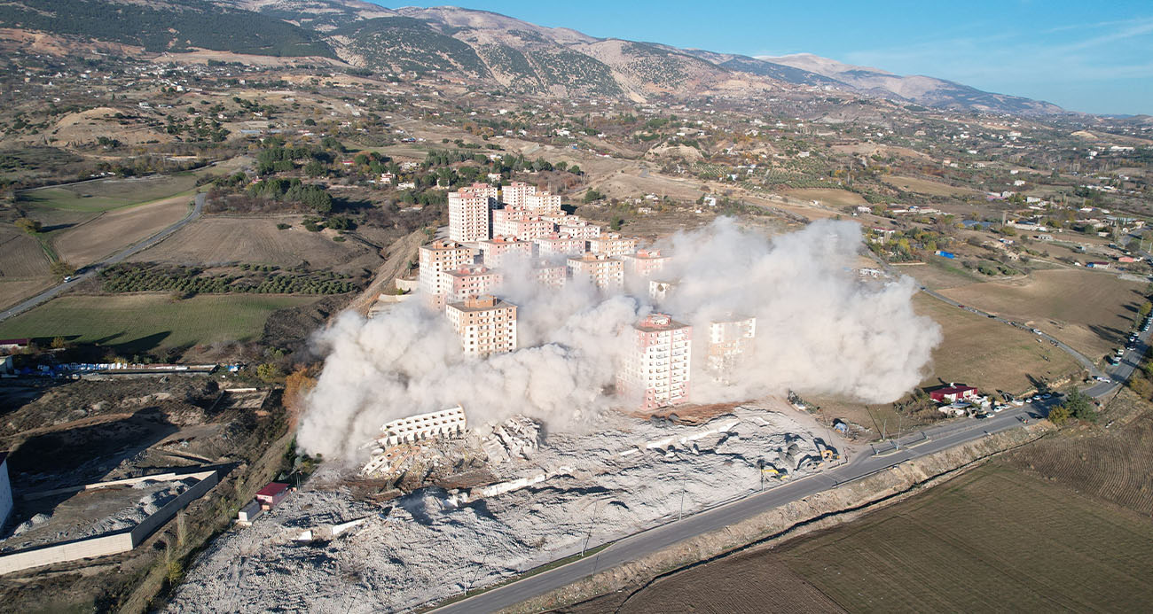 Dinamit ile patlatılan binalar saniyeler içinde yıkıldı