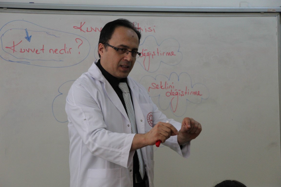 Boyu kısa diye neredeyse okula almayacaklardı, yılın öğretmeni seçildi